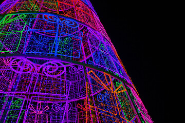 Detalle Árbol de Navidad artificial. Adorno de luces de colores, en la noche.