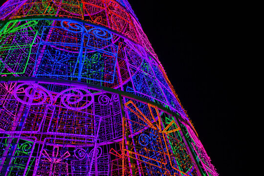 Detalle &Aacute;rbol de Navidad artificial. Adorno de luces de colores, en la noche.