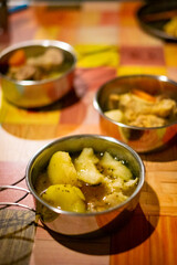 キャンプで作った料理を食べる