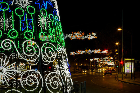 Iluminaci&oacute;n de Navidad en la Ciudad de Albacete, Castilla La Mancha, Espa&ntilde;a. &Aacute;rbol de Navidad con iluminaci&oacute;n nocturna.