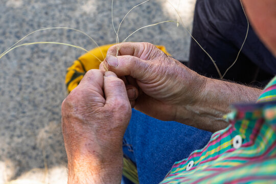 Trabajando el Esparto. Realizando cestos de forma artesanal, como se hac&iacute;a d&eacute;cadas atr&aacute;s en el entorno rural.