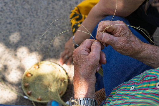 Trabajando el Esparto. Realizando cestos de forma artesanal, como se hac&iacute;a d&eacute;cadas atr&aacute;s en el entorno rural.