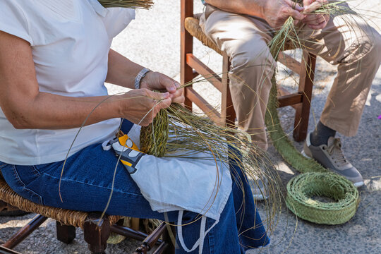 Trabajando el Esparto. Realizando cestos de forma artesanal, como se hac&iacute;a d&eacute;cadas atr&aacute;s en el entorno rural.
