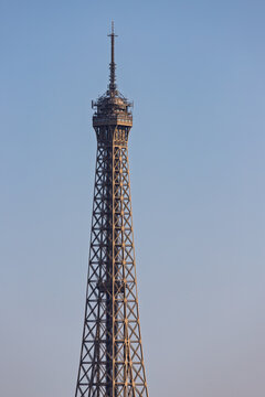 Detalle Torre Eiffel de Paris, al atardecer. Arquitectura de la ciudad de la Luz.