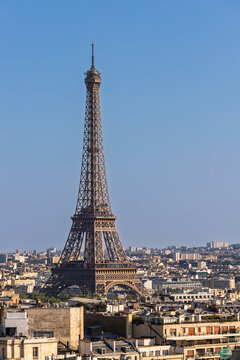 Detalle Torre Eiffel de Paris, al atardecer. Arquitectura de la ciudad de la Luz.