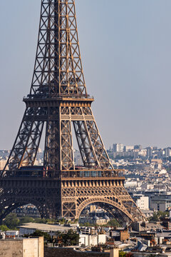 Detalle Torre Eiffel de Paris, al atardecer. Arquitectura de la ciudad de la Luz.