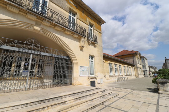 Groupe scolaire Emile Zola, &eacute;cole maternelle et &eacute;cole &eacute;l&eacute;mentaire, vue de l'ext&eacute;rieur, ville de Rochefort, d&eacute;partement de la Charente Maritime, France