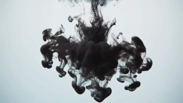 水に墨汁を落として広がっていく動画素材
