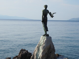 Opatija ist eine kroatische K&uuml;stenstadt an der Adria. Die Stadt war ein angesagter Kurort im 19.&nbsp;Jahrhundert und hat viele Villen der Habsburg-&Auml;ra. 