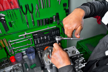 diesel engine fuel pump repair, installing camshaft in fuel pump mounted on workbench