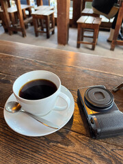 山小屋でコーヒーを飲みながら、くつろぎのひととき