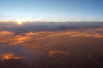 Morgensoonne aufgehend über dem Atlantik mit dramatischen Wolkenformationen über den Kanaren