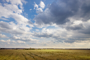 Obraz premium Field with a cloudy sky in the background
