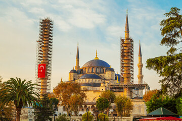 Obraz premium The Blue Mosque (or Sultanahmet Mosque) at sunrise. One of the city's main landmarks.