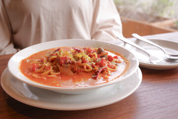 カフェでランチを楽しむ女性の手元