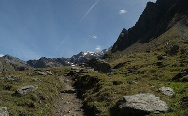 Alpine Berglandschaft mit Felsformationen und Gletscher im Hintergrund