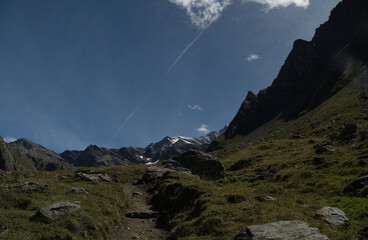 Alpine Berglandschaft mit Felsformationen und Gletscher im Hintergrund