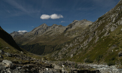 Alpines Hochtal mit Felsformationen und Bergbachbett in Südtirol
