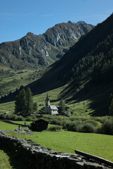 Historische Kirche in sonnigem Tal in S&uuml;dtirol