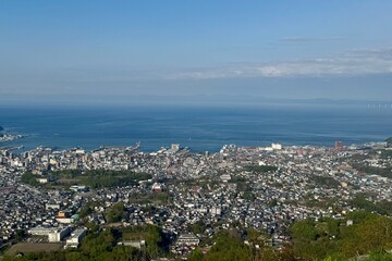 天狗山の展望台から眺める小樽の市街地に、背景の石狩湾と青空
