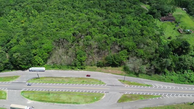 Um v&iacute;deo de companhamento de ve&iacute;culos trafegando na estrada entre Benevides e Bel&eacute;m, em meio &agrave; floresta amaz&ocirc;nica, no Par&aacute;, visto de um drone.