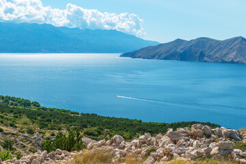 Fototapeta premium Scenic view of adriatic sea with mountains and clear sky in croatia