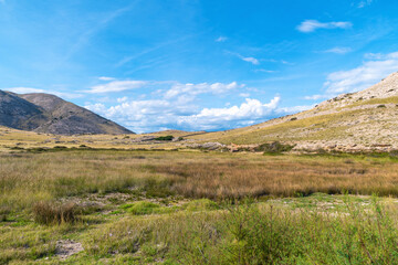 Obraz premium Breathtaking rocky mountain landscape with clear blue sky and rolling hills