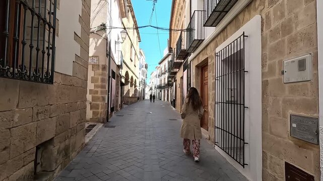 Mujer caminando por el casco antiguo de Benissa, Costa Blanca