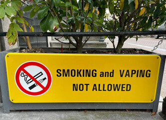 Yellow sign that forbids vaping and smoking