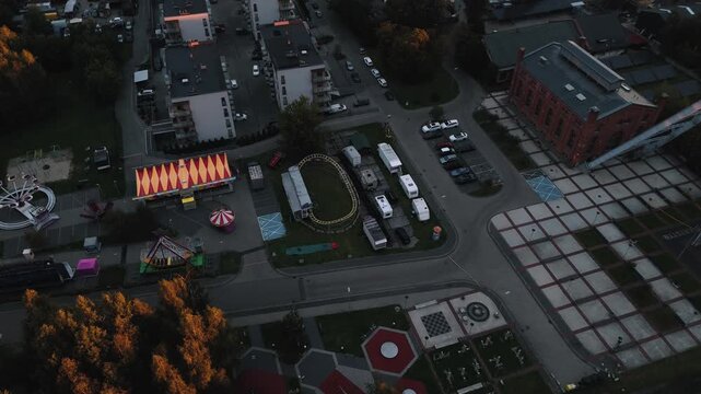 Ujęcie z g&oacute;ry prezentujące Szyb Krystyn, budynek Parku Tradycji oraz karuzelę w centrum. Ciepłe światło świtu.