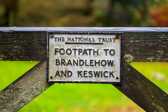 A footpath sign on the walk around Derwent Water between Brandlehow and Keswick