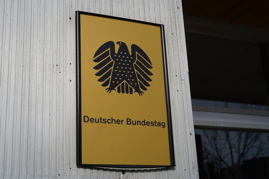 Zeichen des Deutschen Bundestags an einem B&uuml;rogeb&auml;ude in Berlin am 01.11.2025