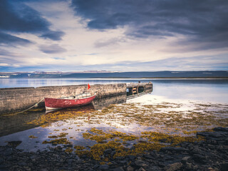 Barque rouge près de la maison au toit en gazon Vatnsfjörður