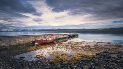 Barque rouge près de la maison au toit en gazon Vatnsfjörður