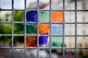 Feuilles de vitrail colorées sur une grille