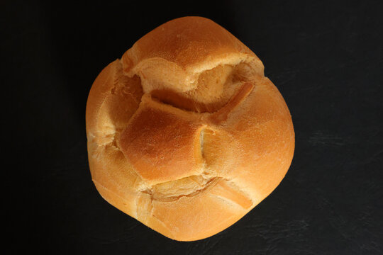 michetta e pane su sfondo nero