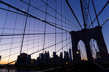 Naklejka premium Brooklyn Bridge at Sunset with Blue Tones and Cable Web Pattern, New York City, USA