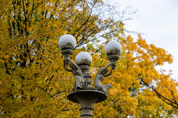 Schöne Jugendstillaterne in einem herbstlichen Park