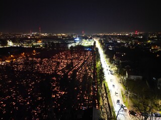 Cmentarz Stary - Kielce - Polska - cmentarz w dniu Wszystkich Świętych nagrany dronem
