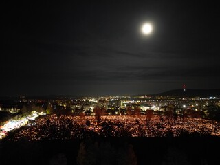 Cmentarz Stary - Kielce - Polska - cmentarz w dniu Wszystkich Świętych nagrany dronem
