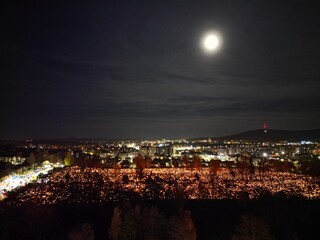 Cmentarz Stary - Kielce - Polska - cmentarz w dniu Wszystkich Świętych nagrany dronem