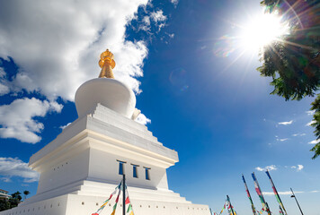 La Stupa de Benalm&aacute;dena sous le soleil de la Costa del Sol
