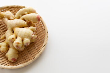 ショウガ　新生姜　ざる　白背景　コピースペース