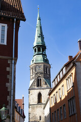 Hannover Kreuzkirche mit Kreuzstra&szlig;e Ausschnitt close-up an einem sonnigen Sommertag mit blauen Himmel 