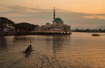 Obraz premium The floating mosque of Kuching, also known as Masjid Bandar Kuching or Masjid India, at sunset, located on the Sarawak River in Kuching, on the island of Borneo, Malaysia. 