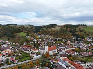 Kirchschlag in der Buckligen Welt, aus der Vogelperspektive in herbstlicher Landschaft 