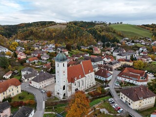 Herbst in der Buckligen Welt, Stadtgemeinde Kirchschlag aus der Vogelperspektive, Niederösterreich 