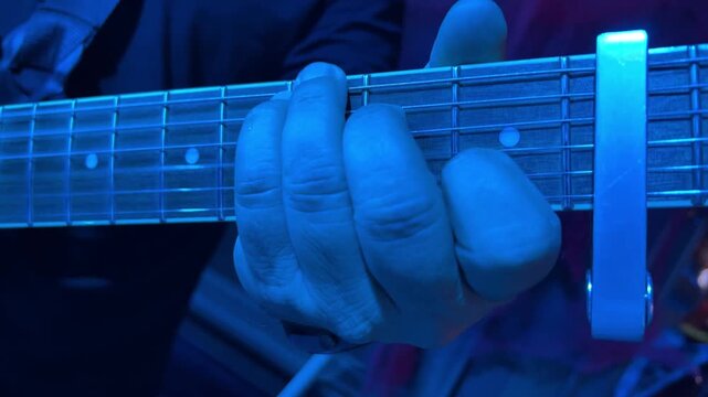 Primer plano de los dedos del m&uacute;sico poniendo diferentes acordes