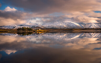 Obraz premium sunset over the lake, Lofoten, Norway