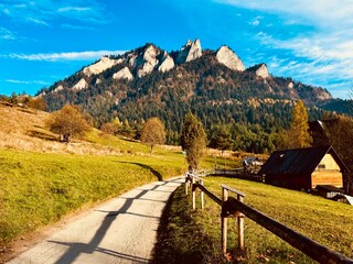 Sromowce Niżne, 01.11.2025, Poland, The road to the magical Three Crowns ( Trzy Korony ) peak in the Pieniny National Park  © Bartomiej